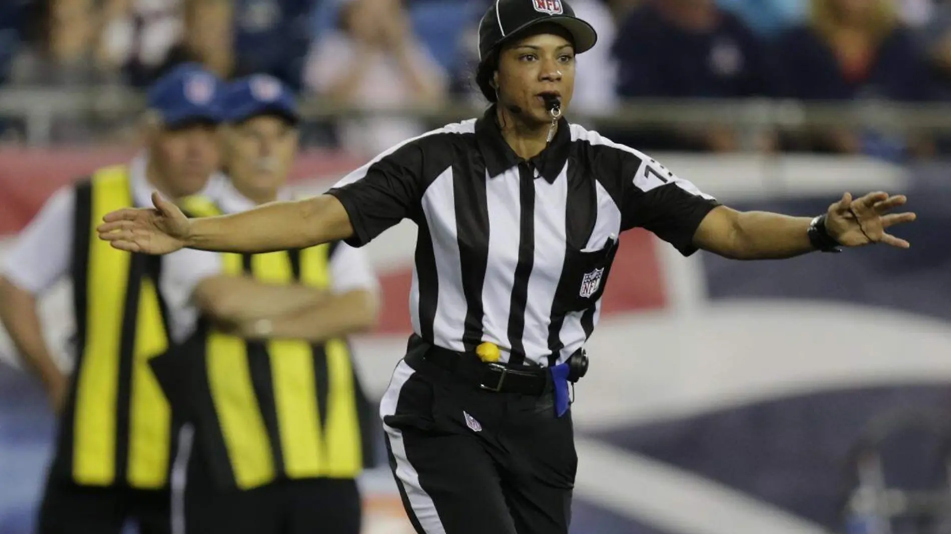 mujer arbitro-NFL-Twitter-Charles Krupa